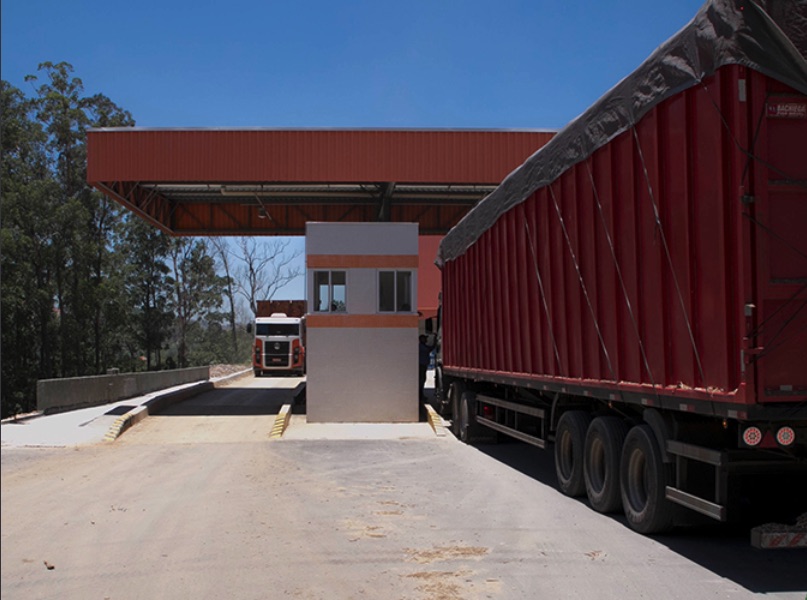 Caminhão para transporte de biomassa